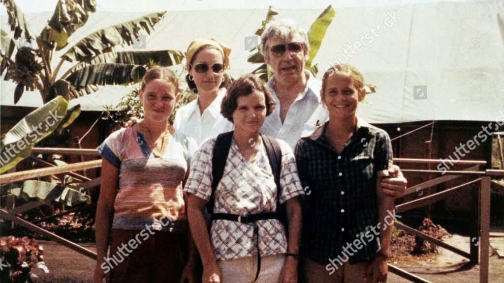 Kongresman Leo Ryan, Phyllis Judy, osoba niezidentyfikowana – zdjęcie redakcyjne z banku zdjęć – Zdjęcie stockowe | Shutterstock Editorial